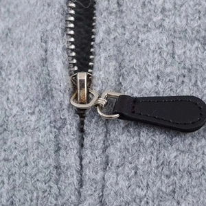 Graue Strickjacke mit Metallreißverschluss und hochwertigem schwarzen Leder-Zuglasche