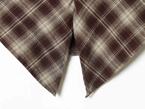 Makroaufnahme von braunem und beigem Karo-Stoff mit feinen Nähten und Twill-Struktur