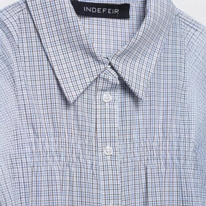 Chemise à carreaux bleu et blanc avec manches bouffantes et col classique chic