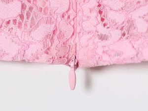 Detailansicht der rosa Spitze und des passenden unsichtbaren Reißverschlusses am Kleid