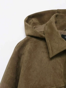 Vue détaillée d'une veste en daim olive foncé avec capuche, col rigide et doublure lisse
