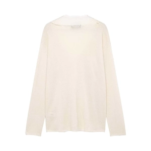Détail d'un pull en maille blanc avec encolure en V à bords francs et tissu texturé