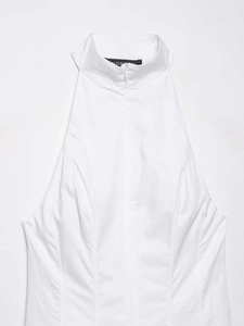 Détail du haut dos nu blanc montrant l'étiquette de marque et les coutures verticales