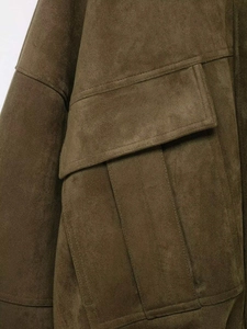 Vue détaillée de la veste en daim vert olive avec poche cargo à rabat et double surpiqûre