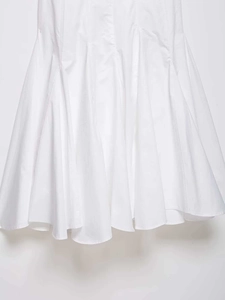 Détail de l'ourlet à volants blancs montrant le tissu en coton mélangé et les coutures nettes