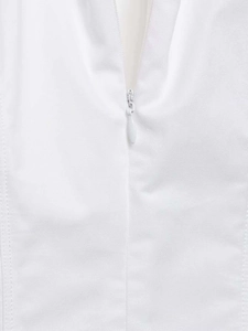 Détail de la fermeture éclair invisible sur tissu blanc montrant la qualité des coutures