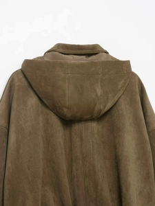 Détail de la capuche et texture en daim de qualité supérieure sur la veste marron foncé
