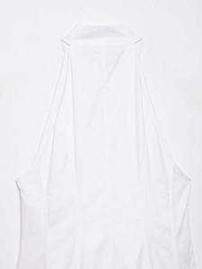 Détail du col licou et des coutures princesse de la petite robe blanche sans manches