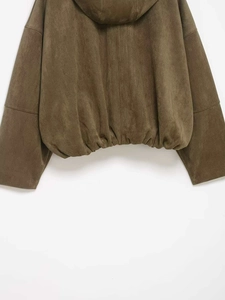 Détail de la veste en daim synthétique vert olive avec ourlet élastique et capuche