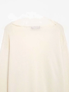 Vue détaillée du haut en maille beige avec bordure en dentelle au dos et au décolleté