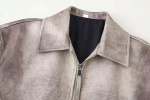 Dettaglio della giacca grigia lavata vintage con risvolto classico e zip in metallo