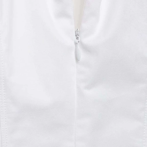 Robe dos nu blanche avec fermeture éclair invisible et détails en tissu sergé