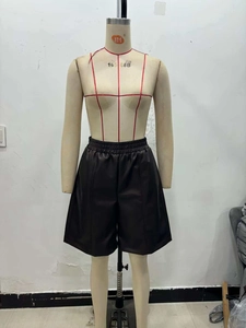 Détail de la taille élastique et des coutures verticales du short en similicuir