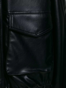 Detail einer schwarzen Lederjacke mit Klappentasche und verstellbarem Kordelzug am Saum