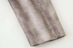 Dettaglio del polsino della giacca tortora con trama stonewashed e cuciture a vista