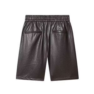 Vue arrière du short en similicuir élégant avec taille élastique large et détails de poche