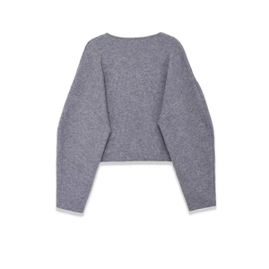 Minimalistischer hellgrauer Strickcardigan mit überschnittenen Schultern in Rückansicht