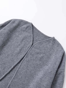 Detail der hellgrauen Strickjacke mit V-Ausschnitt, Rippstrick und Schulternähten