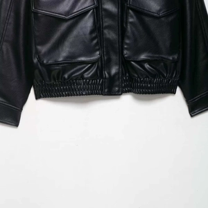 Vintage schwarze Kunstlederjacke mit Plüschkragen und großen Klappentaschen-Detail