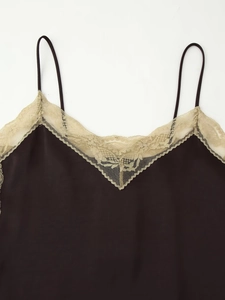 Vue détaillée d'un caraco en satin foncé avec bordure en dentelle beige au décolleté en V