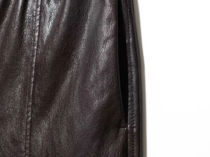 Gros plan détaillé d'un short en simili cuir marron foncé avec poches et texture fine