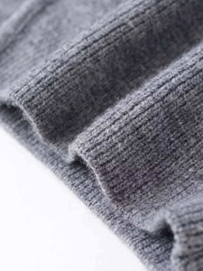 Nahaufnahme der grauen gerippten Strickjacke aus weichem Stoff mit feiner Struktur