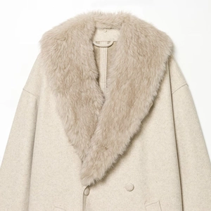Manteau élégant en laine avoine avec col en fausse fourrure et boutons croisés en tissu