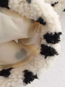 Gros plan détaillé de la veste polaire à motif vache avec doublure et étiquette logo