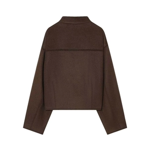Manteau court en laine marron chocolat avec col montant et épaules tombantes, vue de dos