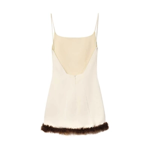 Mini robe en satin blanc à fines bretelles, dos nu en V et bordure en fausse fourrure brune