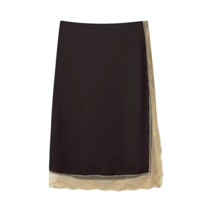Jupe élégante en satin noir avec dentelle beige délicate et texture soyeuse