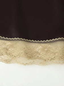 Détail de l'ourlet en satin avec dentelle beige complexe et broderies florales