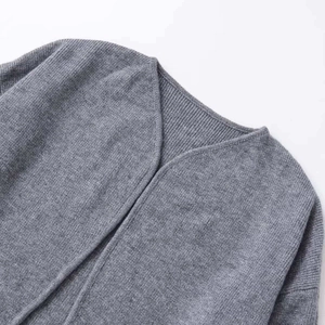 Nahaufnahme der minimalistischen dunkelgrauen Strickjacke mit geripptem Ausschnitt