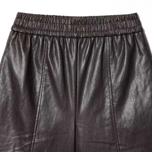Short chic en similicuir marron foncé avec taille élastique et détails de coutures