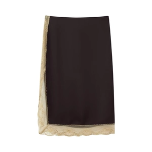 Détail d'une jupe mi-longue en satin marron avec dentelle crème délicate à l'ourlet
