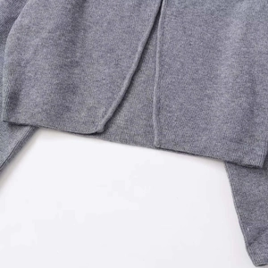 Minimalistischer hellgrauer Strick-Cardigan für Damen mit überschnittenen Schultern