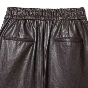 Short d'été en similicuir marron foncé pour femme avec taille élastique et poches