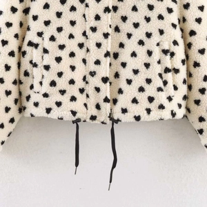 Veste courte en polaire blanche avec motifs cœurs noirs et cordon de serrage réglable