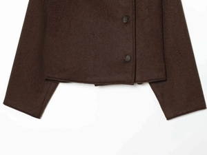 Détail de la veste en laine marron chocolat montrant la texture et les boutons ronds