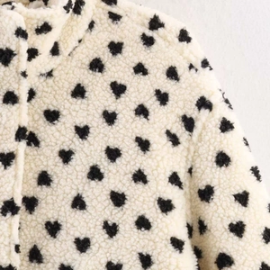 Veste polaire femme blanc cassé avec motifs cœurs noirs et col montant chic