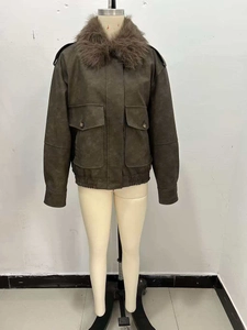 Détail d'un blouson aviateur marron en daim synthétique avec col en fausse fourrure