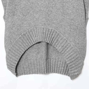 Slim fit grey knit tank top with ribbed curved hem and round neck for a vintage summer look