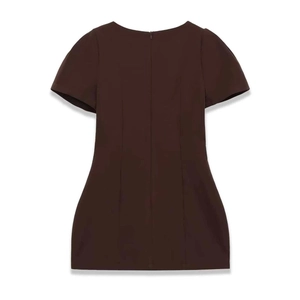 Women's pleated mini dress in dark coffee with short sleeves and a slim waistline