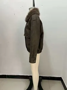 Détail d'un blouson aviateur vert olive vintage avec col en fausse fourrure et poche