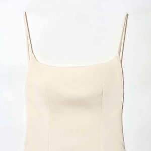 Robe élégante en satin blanc cassé avec de fines bretelles et un décolleté carré