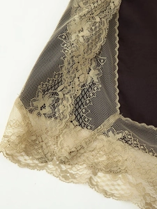 Détail de tissu satiné avec bordure en dentelle florale et broderie à cils fine