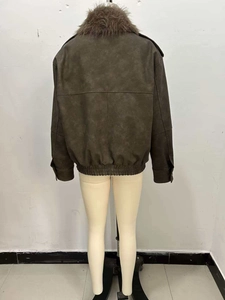 Détail du dos d'un blouson aviateur vintage marron olive avec un col en fausse fourrure foncée
