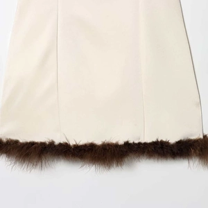 Robe en satin blanc cassé avec une élégante bordure en plumes marron foncé en bas