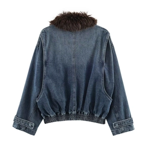 Giacca corta in denim blu scuro da donna con un soffice colletto in ecopelliccia marrone