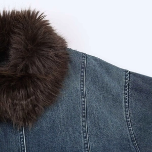 Dettaglio della giacca di jeans blu vintage con collo in ecopelliccia marrone spessa